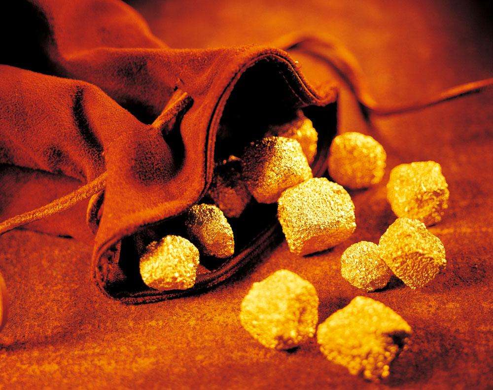 八字水命的人五行缺土人应佩带什么